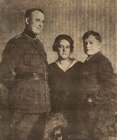 KINDRALI PEREKOND: Isa Johan, ema Maria ja poeg Mihhail. Foto 1920. aastate keskpaigast.