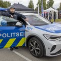 Politsei sõidab uue Volkswagen elektriautoga, inimesed vaatavad järele