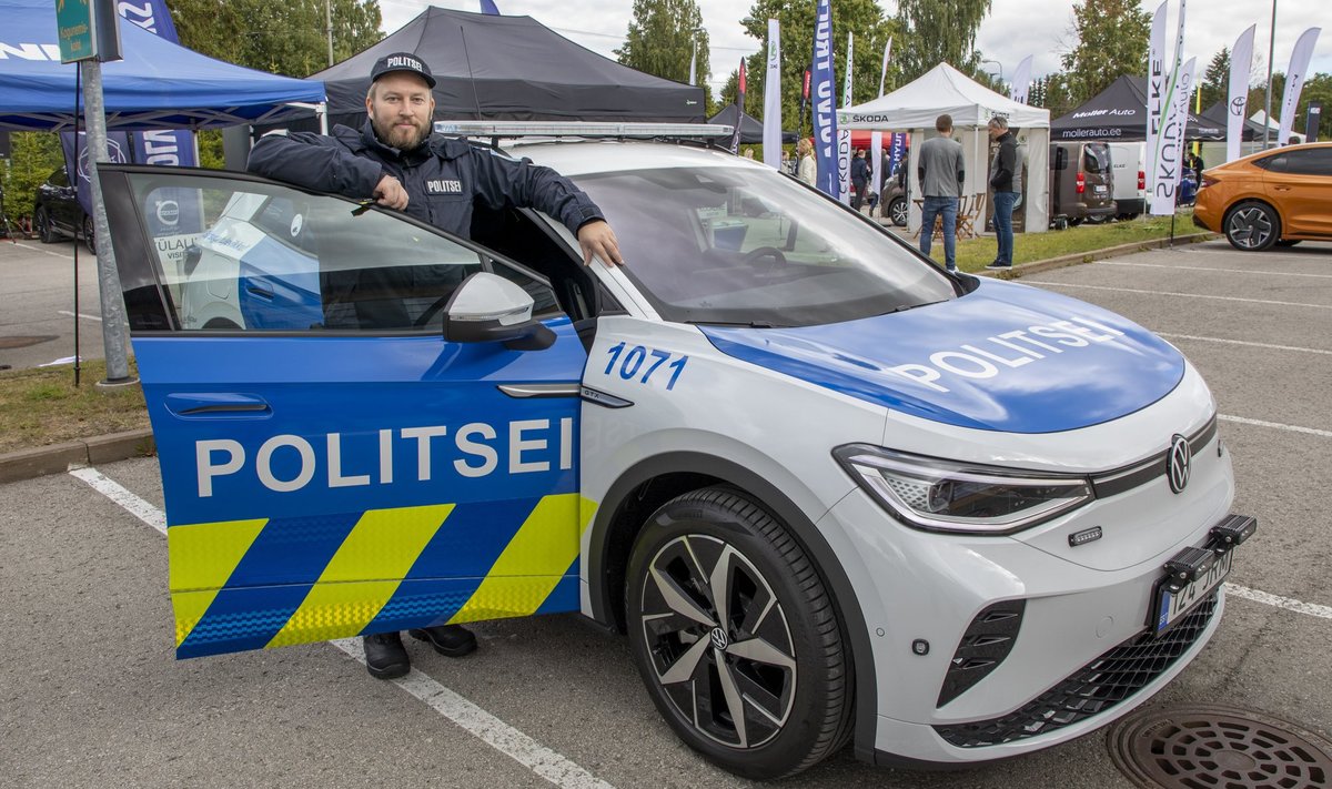 Politseinik Tago Trei koos politsei tuttuue elektrilise patrullautoga elektrisõidukite teemapäeval ABB Jüri peamaja parklas.