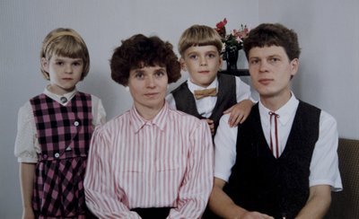 Riho ja Tamara Hütt koos tütre Helene ja poja Henriga Rakveres 1992. aastal, kolm aastat pärast kontvõõrastena provintsi saabumist.