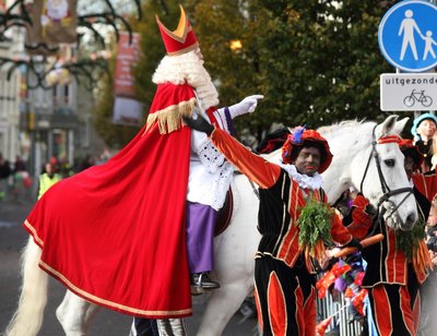 Sinterklaas ja Zwarte Pieten.
