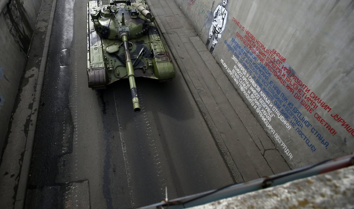 Serbia tank möödumas Esimese maailmasõja kangelase major Dragutin Gavrilovici graffitist. 