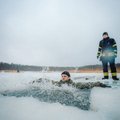 ФОТО | Холодно смотреть! Зачем молодые люди в Нарве ныряли в ледяную воду?