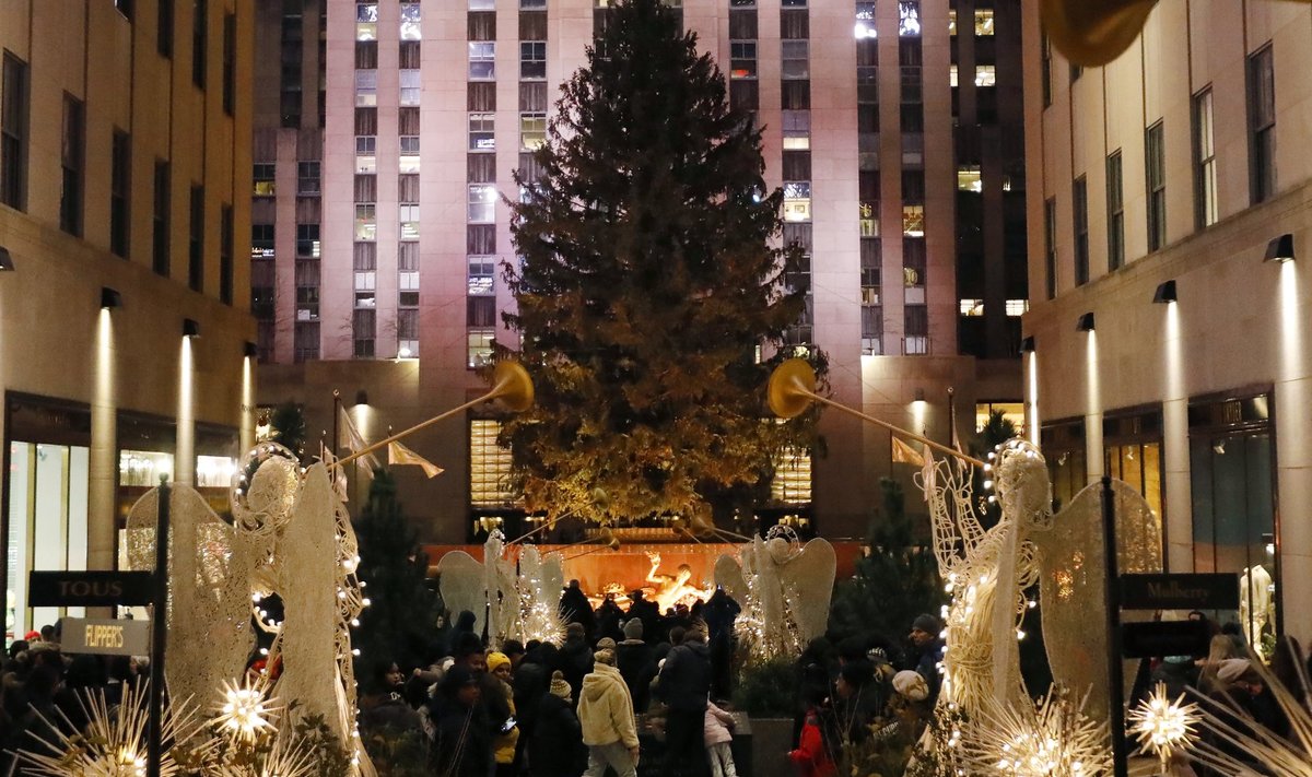 epaselect USA ROCKERFELLER CENTER TREE LIGHTS OFF FOR UKRAINE