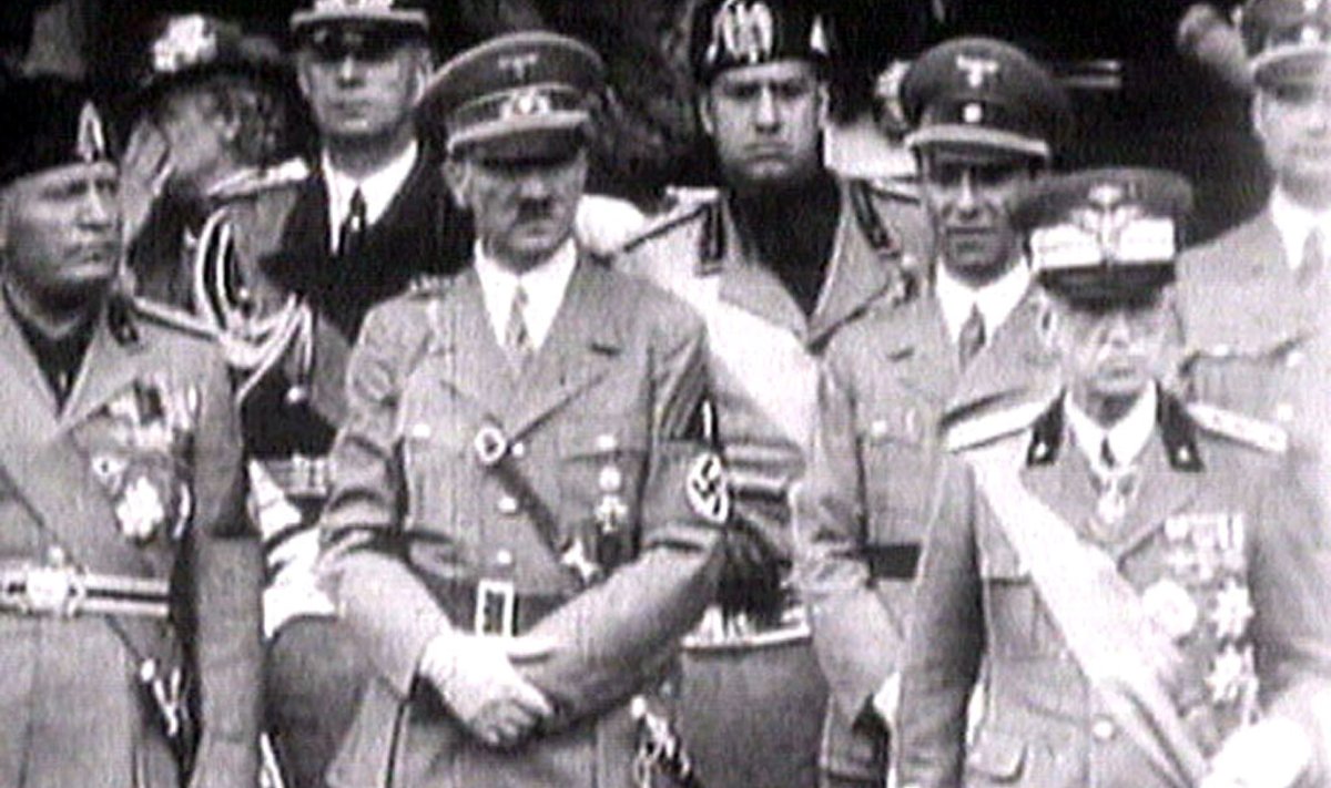 ФОТО из архива: Король Виктор Эммануил III, Адольф Гитлер и Бенито Муссолини наблюдают, как фашистские войска маршируют в центре Рима