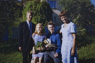 Riho ja Tamara hütt koos lastega 2002. aastal koduõues.
