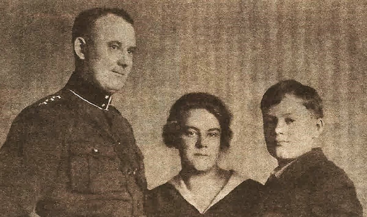 KINDRALI PEREKOND: Isa Johan, ema Maria ja poeg Mihhail. Foto 1920. aastate keskpaigast.