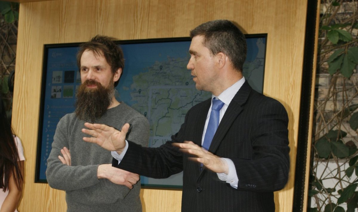 Kunstiakadeemia sisearhitektuuri osakonna professor Hannes Praks (vasakul) räägib RMK juhile Aigar Kallasele pesakastide saamislugu.