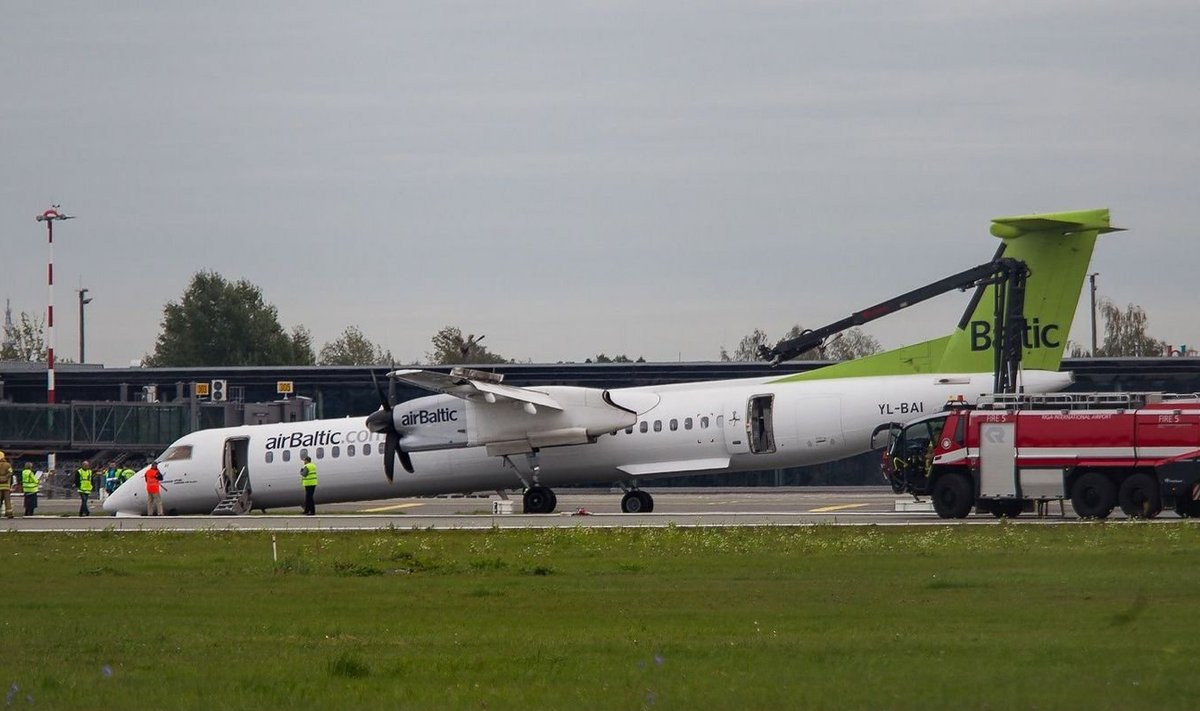 AirBalticu lennuk pärast laupäevast hädamaandumist Riia lennuväljal.