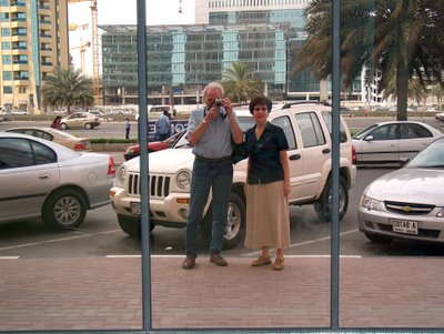 Dubai peatänava fassaadi peegeldus.