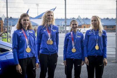 Olümpiavõitjad (Julia Beljajeva, Katraina Lehis, Irina Embrich, Erika Kirpu) jõudsid lennujaama.