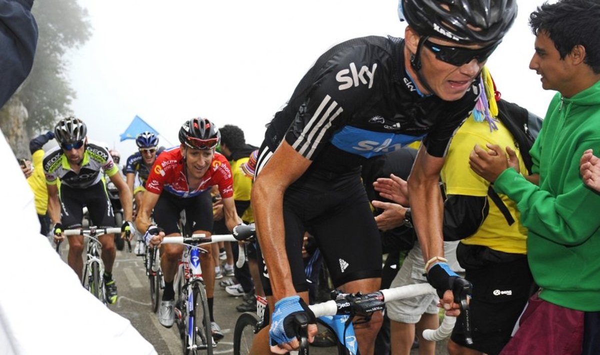Chris Froome vedamas Vuelta mägede-etapil liidrite gruppi, jalgratas