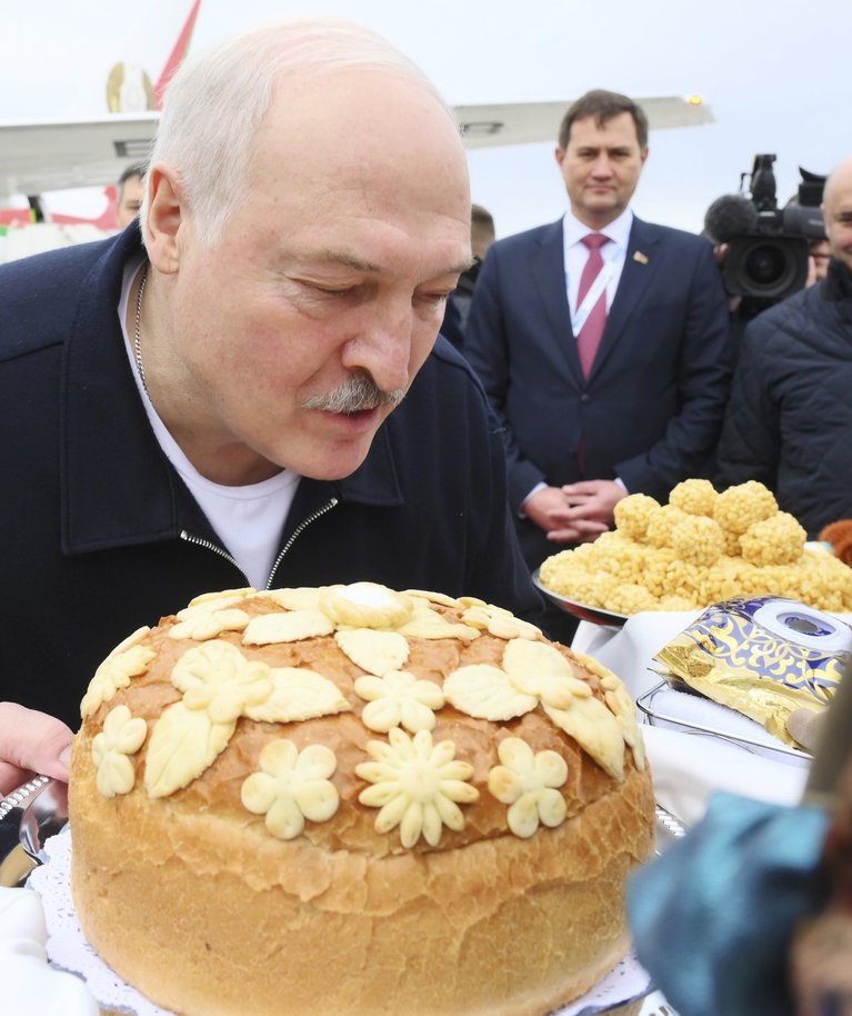 Valgevene presidenti Aljaksandr Lukašenkat tervitas BRICS-i riikide kohtumisel Kaasanis traditsiooniline vene leib. 