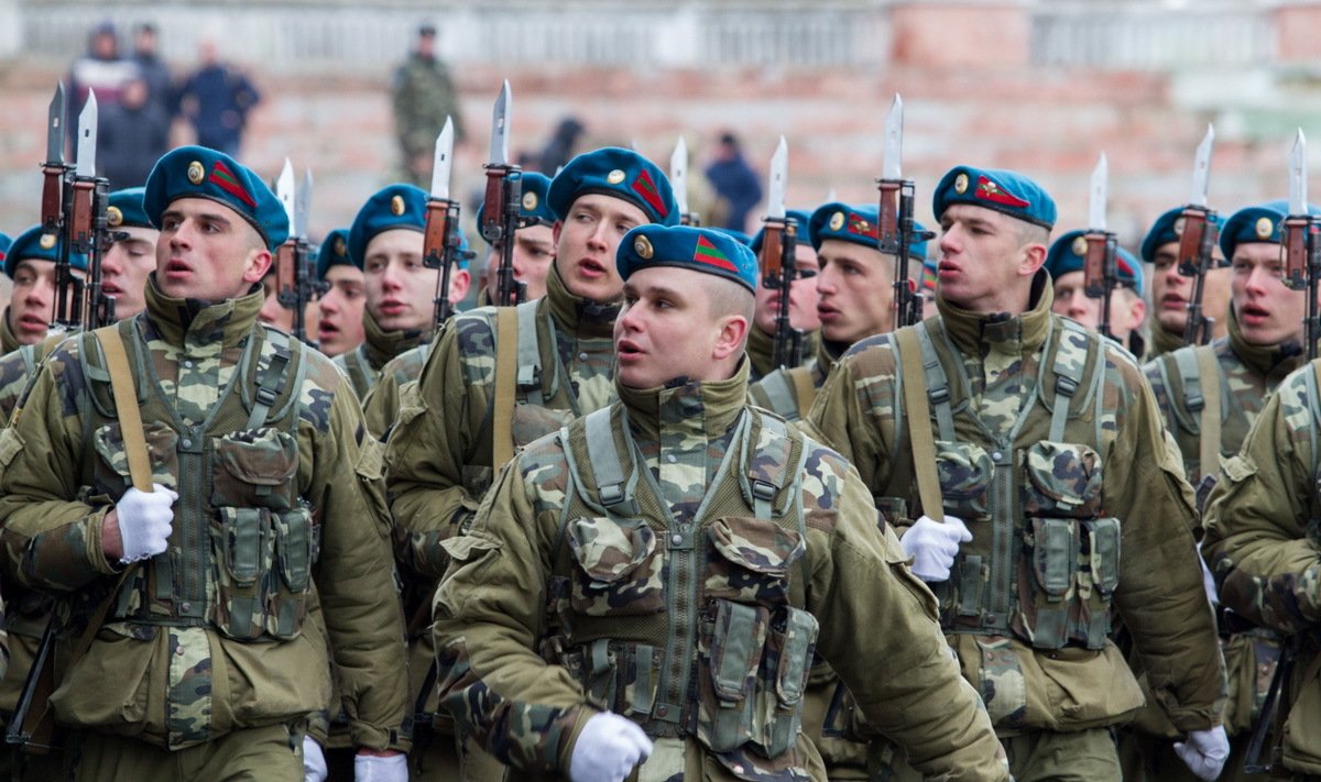 Transnistria sõjaväelased paraadil marssimas.