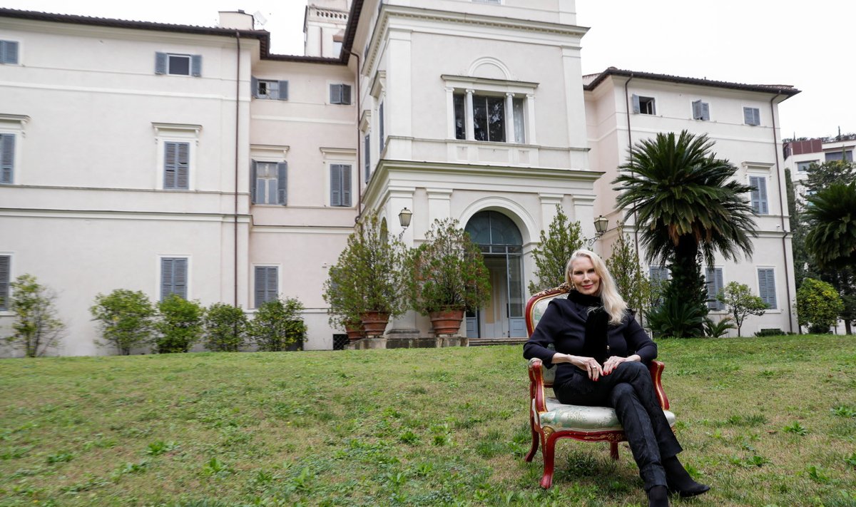 Printsess Rita Boncompagni Ludovisi oma surnud mehe häärberi ees. Antud maja väärtuseks peetakse pea 500 miljonit eurot.