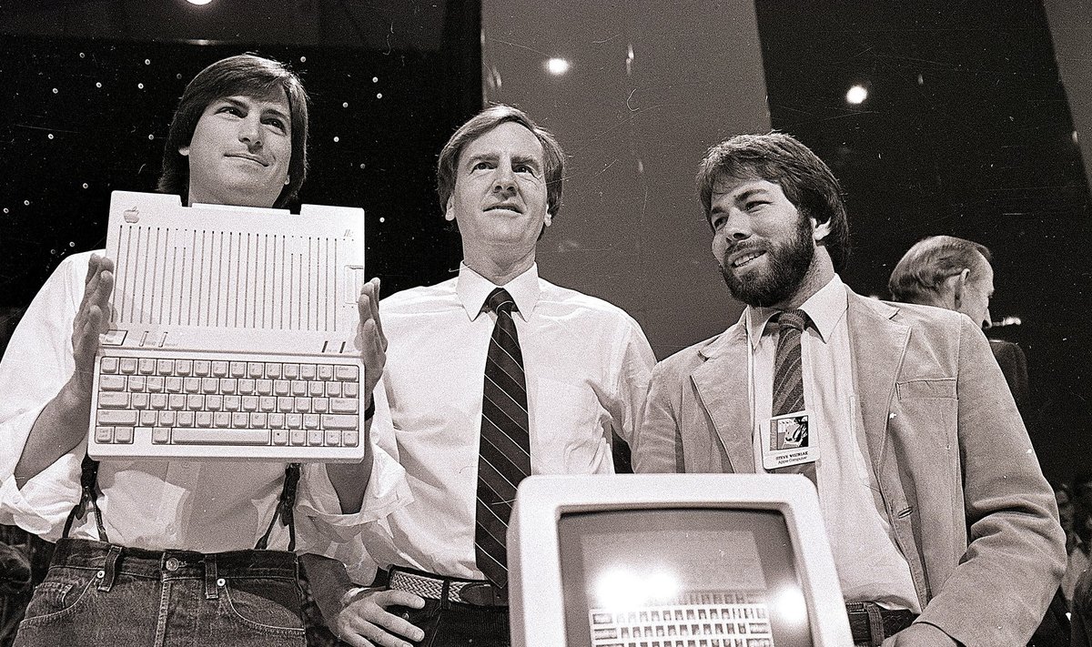 Apple'i kaasasutaja Steve Jobs, Apple'i tegevjuht John Sculley ja kaasasutaja Steve Wozniak tutvustasid 1984. aastal maailmale Apple Macintoshi.