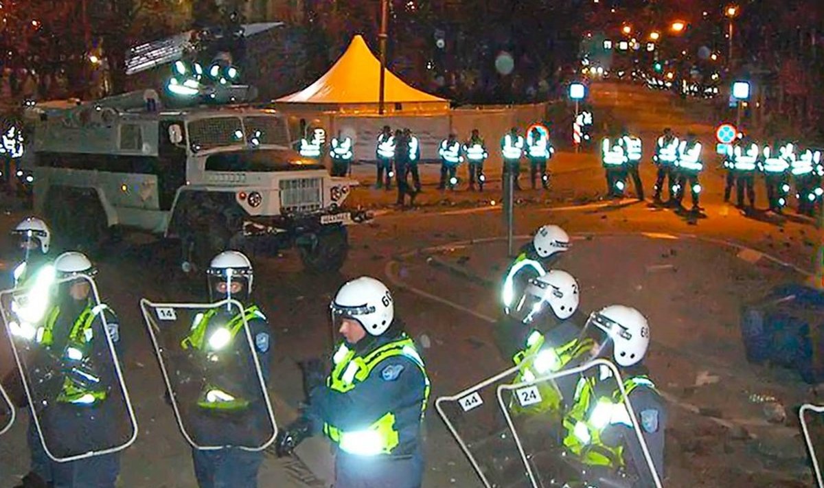 Tallinnas Tõnismäel: Politseinikud kaitsevad pronkssõduri ümber püstitatud telki. Taamal “Tootsi ämmaks” kutsutud veekahur, mis läks peagi rikki. (Ria Novosti / Scanpix)