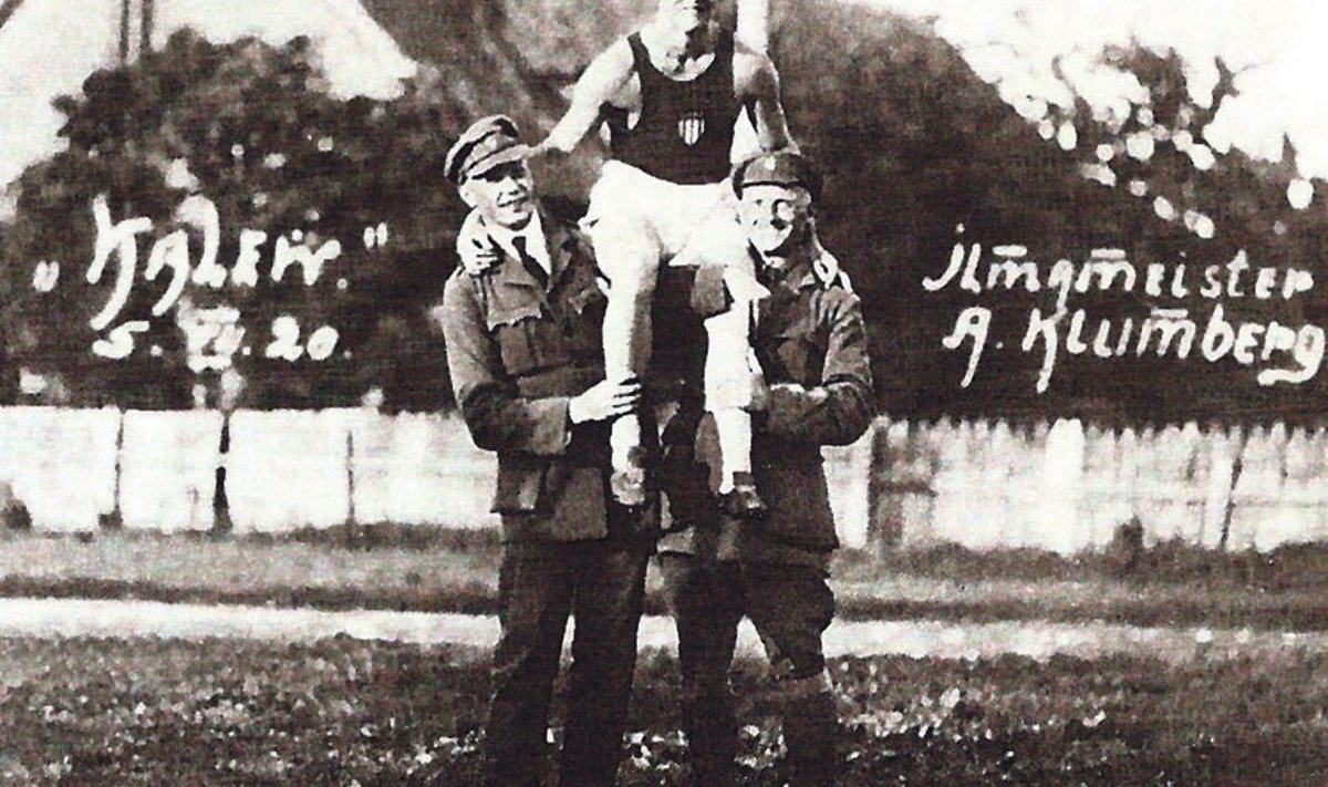 Aleksander Klumberg 5. juulil 1920 pärast maailmarekordi püstitamist kaaslaste õlgadel. 