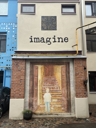 Kunstnik Vytenis Jakase loodud hoovigaleriis on iga seinamaaling vaatamisväärsus omaette.