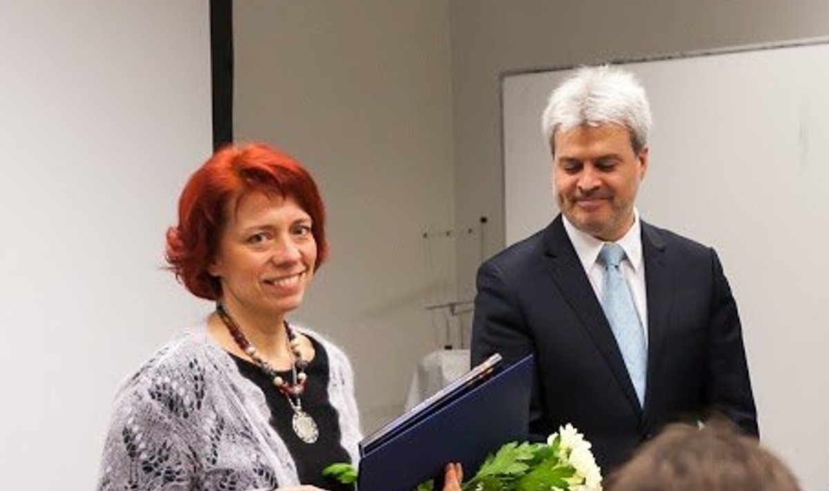 Mareli Rannapile annab autasu üle Tartu ülikooli Viljandi kultuuriakadeemia direktor Iñaki Sandoval.