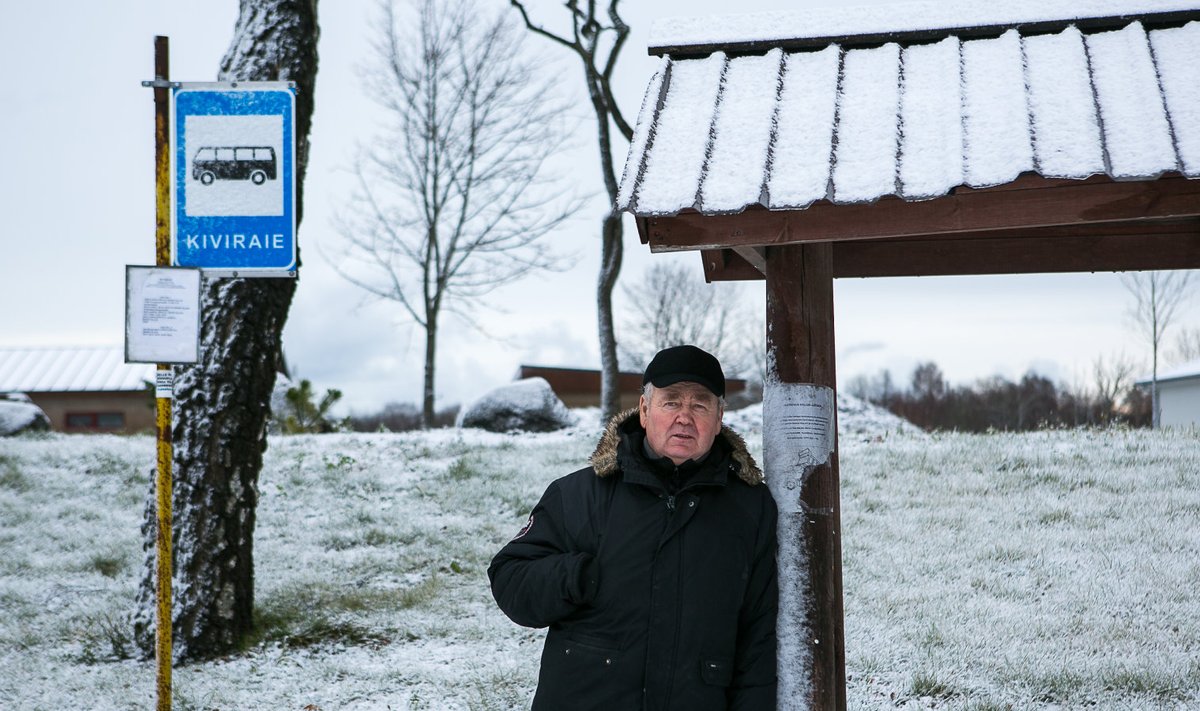 Urmas Kiier soovib, et jõuluks oleks neil varikatusega pingi asemel korralik bussiootepaviljon.