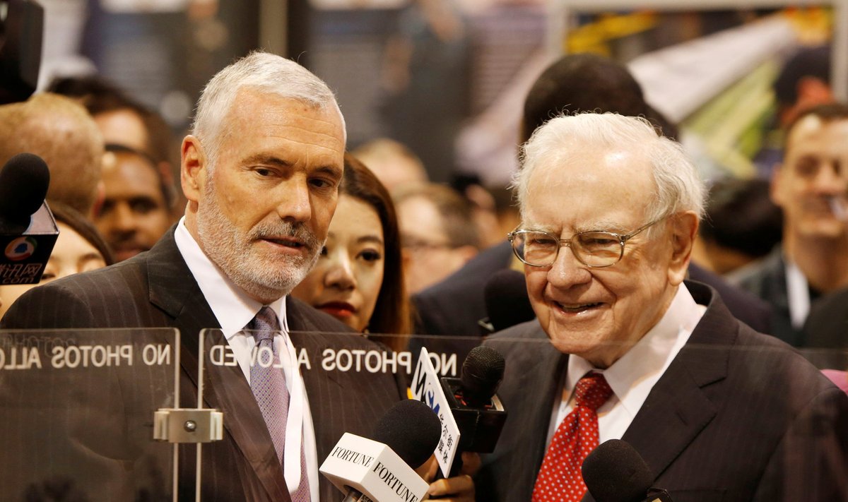 Warren Buffett (paremal) ja Precision Castparts tegevjuht Mark Donegan 2016. aastal Berkshire Hathaway iga-aastasel aktsionäride üldkoosolekul.