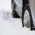 Зимой из-за нехватки мест люди готовы рисковать чужими жизнями, лишь бы припарковаться