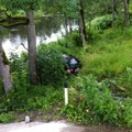 FOTOD: Keila-Joal sõitis auto jõkke