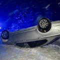 ФОТО | В Вильяндимаа водитель не справился с управлением на скользкой дороге и вылетел в кювет