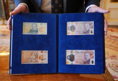 Uued rahatähed kuningas Charles III portreedega (paremal).