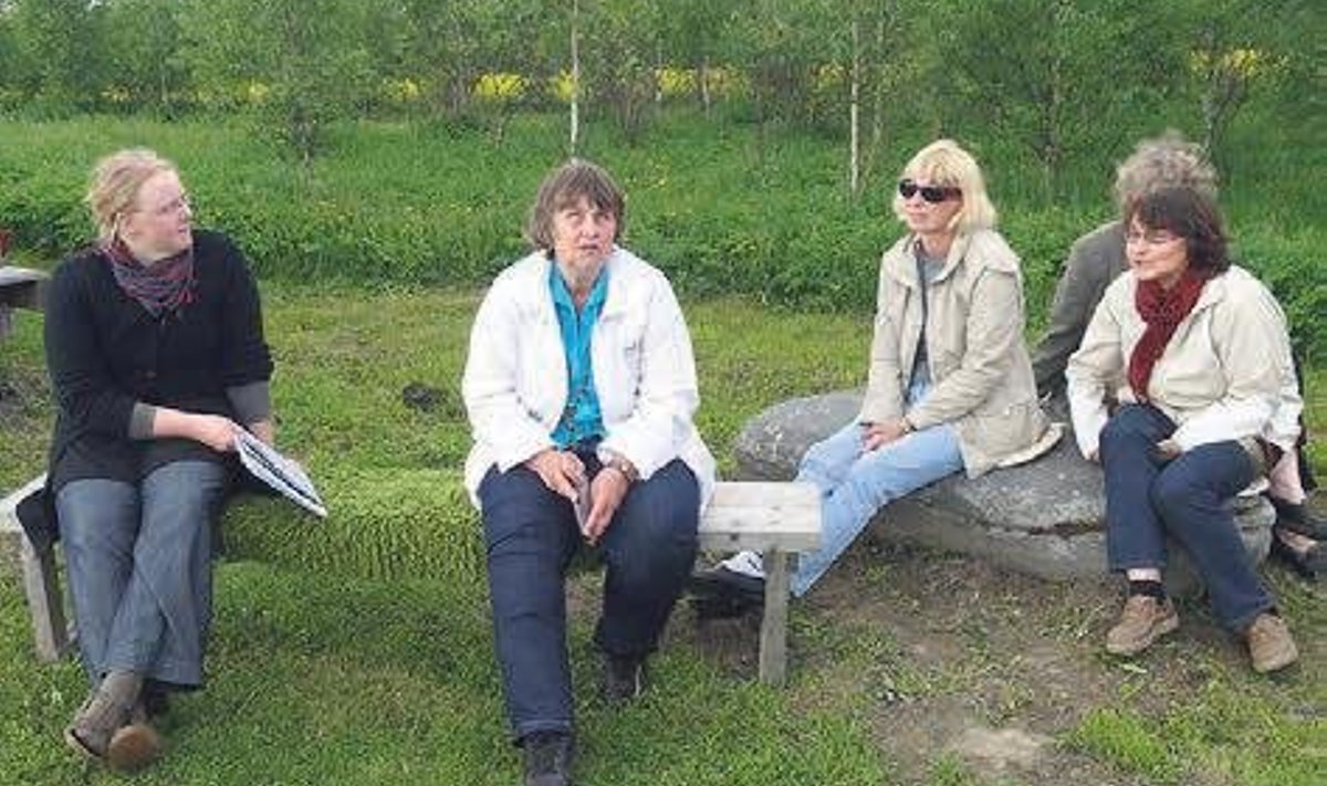 Hetk Pandivere päevad sisse juhatanud Imukvere külakonverentsilt. Muuseumi juhataja Marju Metsman (vasakul) sai külaelanikelt muuseumi tarvis nii mõnegi kõneka fakti. Ilve Tobrelutsu foto.