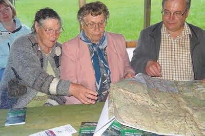 Äntu külakonverentsil uuritakse parasjagu vanadelt kaartidelt ning tuletatakse meelde ja võrreldakse külade endisi ja praegusi piire. Ilve Tobrelutsu foto