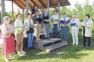 Naisansambel Laulurõõm esinemas Imukvere külas. Ilve Tobrelutsu foto