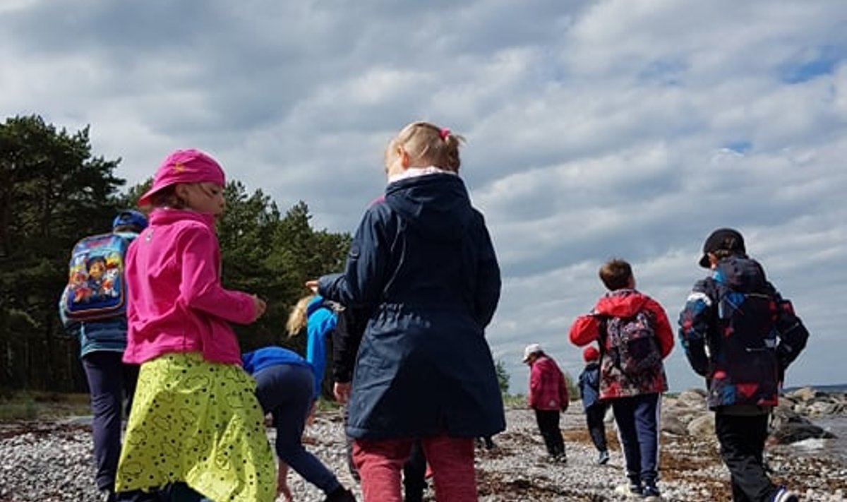 Tallinna Järveotsa Gümnaasiumi lapsed matkal Pedassaarel