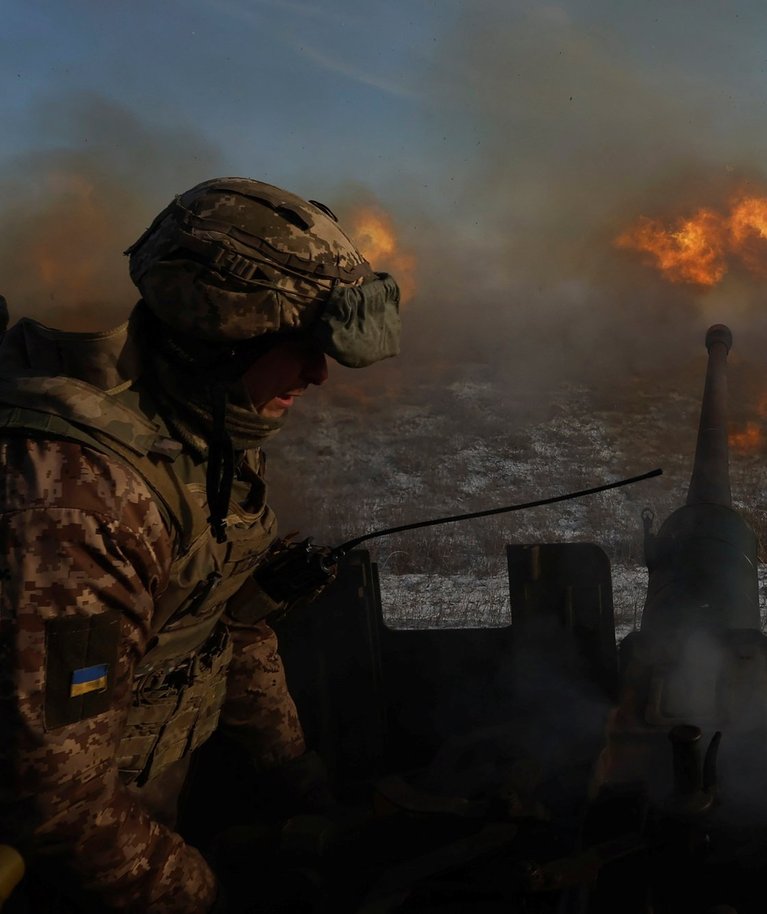 Ukraina sõjaväelased tulistavad õhutõrjerelvast. Foto tehtud 10. jaanuaril 2023 Bahmutis.