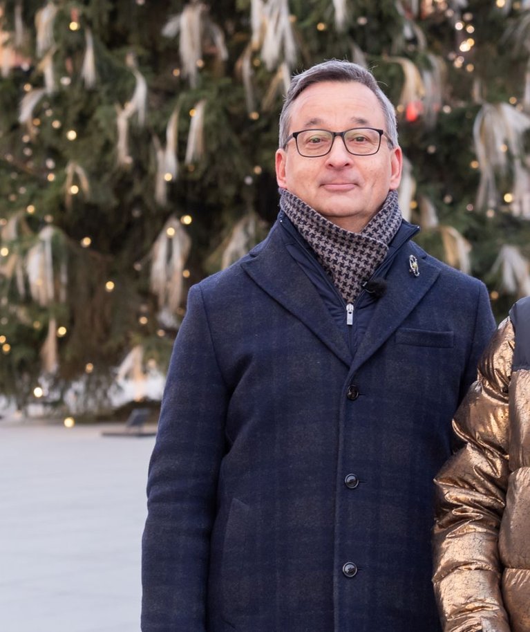 ETV heategevussaadet “Jõulutunnel” juhivad Margus Saar ja Katrin Viirpalu.
