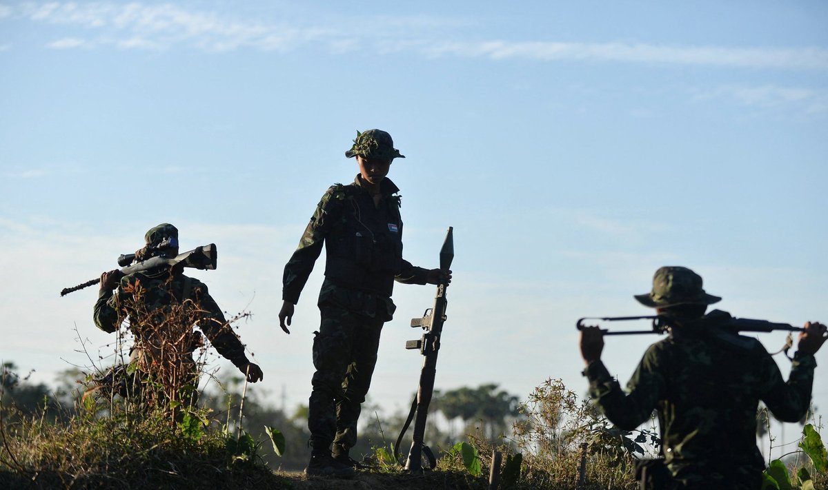 Vaatlejate sõnutsi aitab sõjaväe brutaalsus vastasleeril uusi liikmeid värvata. Pildil „rahvakaitseüksus” 31. detsembril Kareni provintsis