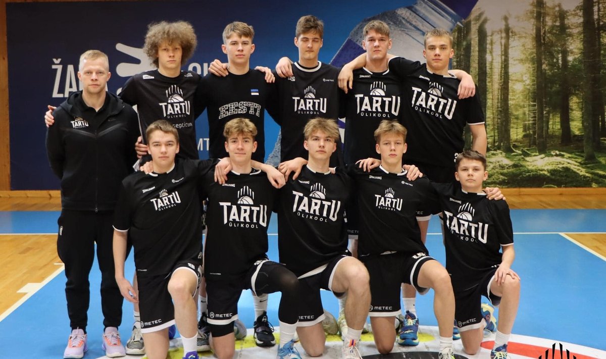 Tartu Ülikooli korvpallikooli mängijad, Talis Torn ees vasakult teine