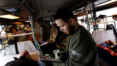 Ukrainas ehitati liinibussist poole aastaga meditsiinibuss, et vähendada rindejoonel asuvate väikehaiglate koormust 