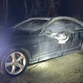 ФОТО И ВИДЕО | „Я проснулся от взрывов“ - в Нарве сгорел припаркованный неподалеку от домов автомобиль