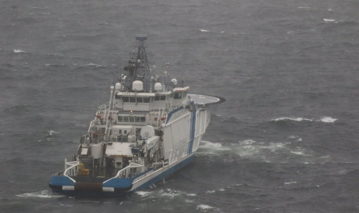 Финский пограничный корабль Turva патрулирует место повреждения газопровода между Эстонией и Финляндией.