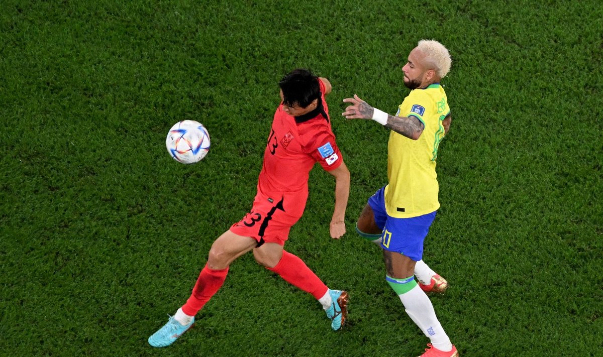 Son Jun-ho (vasakul) MM-il Neymariga palli eest võitlemas.