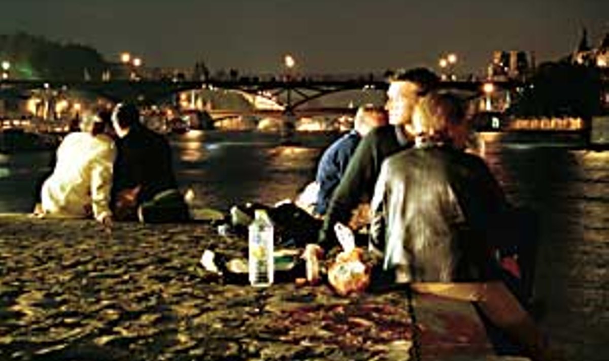 Hilisõhtu Seine’i kallastel on igati romantiline. Mis saab aga siis, kui ööseks pole edasi minna mitte kuhugi?.  Prantsuse Kultuurikeskus