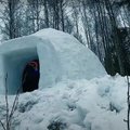 ВИДЕО | Эстонские парни построили в лесу иглу-сауну полностью из снега
