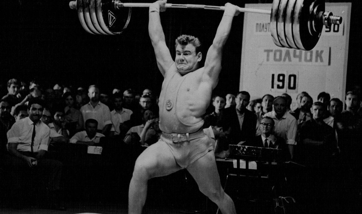 Jaan Talts rekordihoos 1. augustil 1967. aastal. 190 kg läheb sirgetele kätele ja koos sellega sünnib kogusummas rekordiline 500 kg. Viis aastat hiljem võitleb Talts Münchenis välja olümpiakulla.