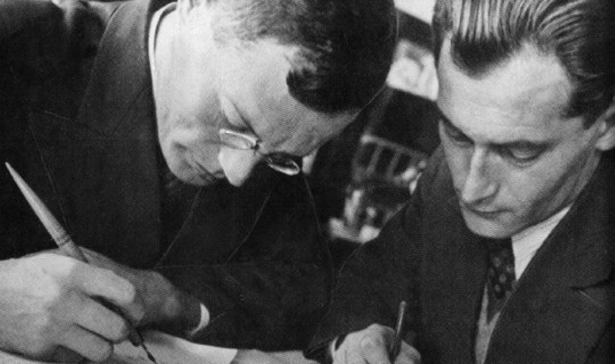 Ilja Ilf ja Jevgeni Petrov 1932. aastal Pravdale kolumni kirjutamas