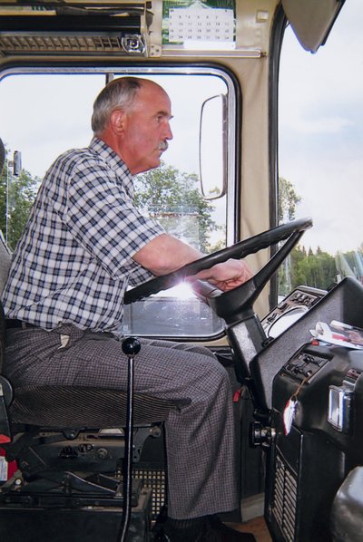 Kalle Kreevaldil täitub peagi 50 aastat bussijuhi ametis. 2015. aastal anti talle parima koolibussijuhi tiitel.