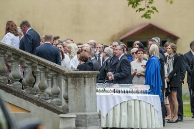 Ärimees Jaan Toots ja tema ärinaisest armastatu Eve Kirs abiellusid Toomkirikus lähedaste sõprade ja sugulaste ringkonnas.