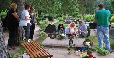 Kalmistul süüdati küünlad lahkunud õpetajate ja koolikaaslaste haudadel