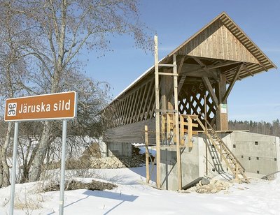 Järuska katusega sild on üle 26 meetri pikk ja 6,7 meetrit kõrge. Puitsõrestikuga katuse ehitamisel  panid oma oskused mängu vabatahtlikud Eestist ja välismaalt.